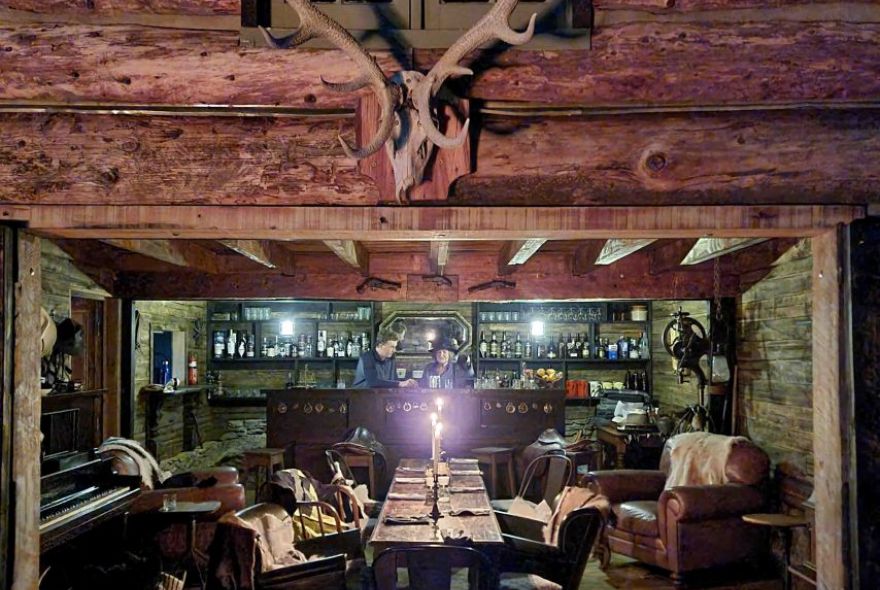 Dirty nugget saloon bar